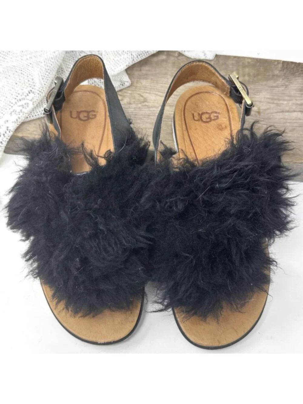 UGG Woman's Holly Shearing Sandals Tongs Size 6 Black